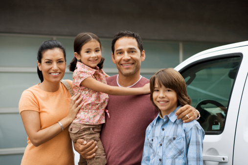 Famille, au bord d'un camion 