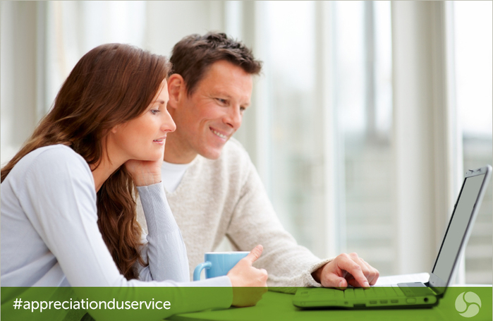 Couple à la recherche à l'écran d'ordinateur portable