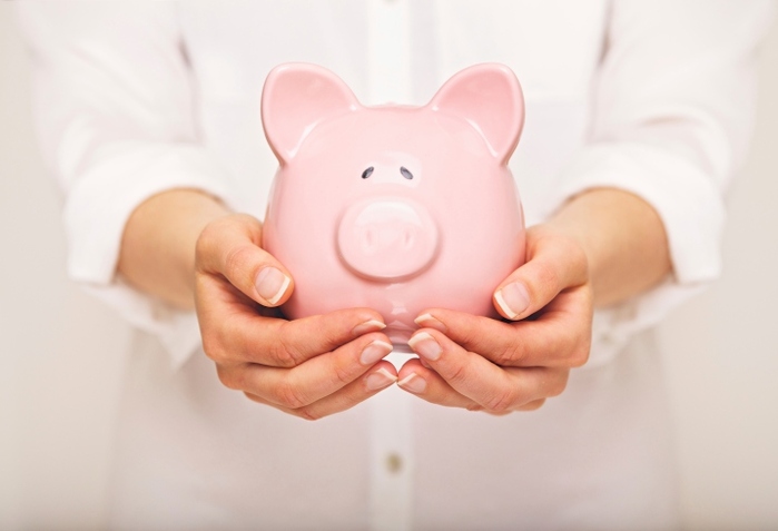 personne tenue tirelire