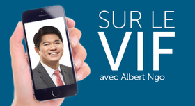 Main qui tient un cellulaire affichant le visage d’un homme d’affaires à côté du texte « Sur le vif avec Albert Ngo »